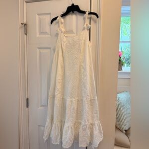 Elegant White Sleeveless Dress